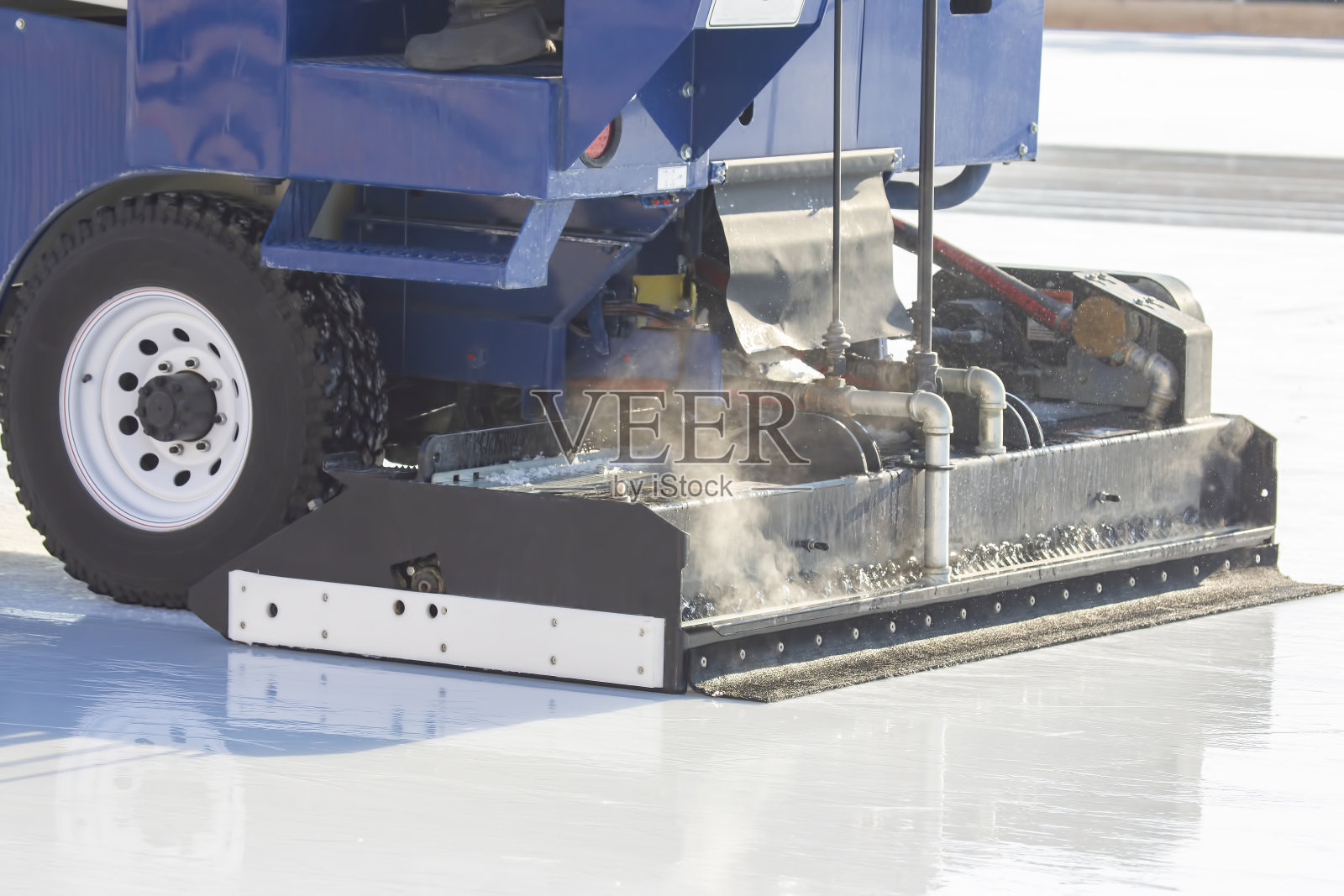 用于在溜冰场工作时清洗冰块的专用机器。交通运输行业照片摄影图片