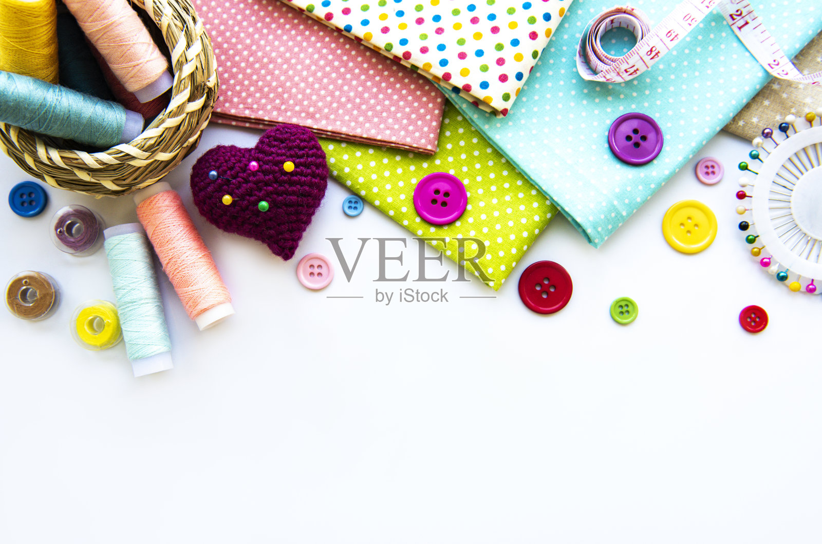 在白色背景上缝制配件照片摄影图片