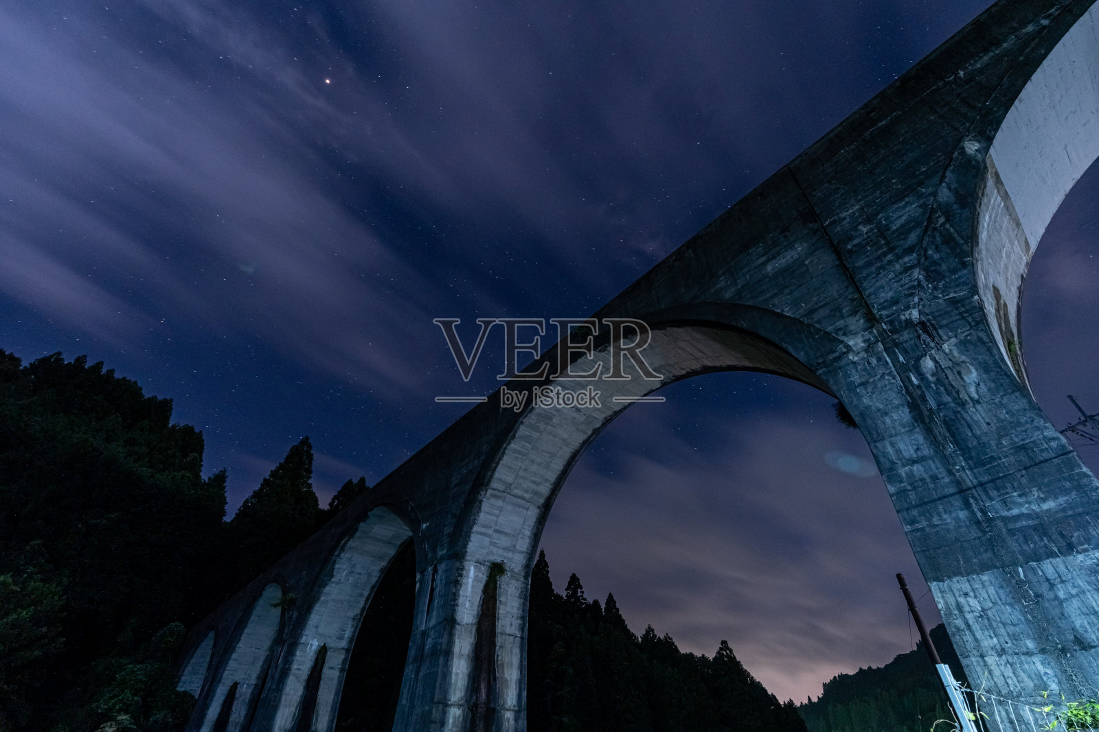 日本福冈九州的Tohoh村,稻田里的夜空照片摄影图片