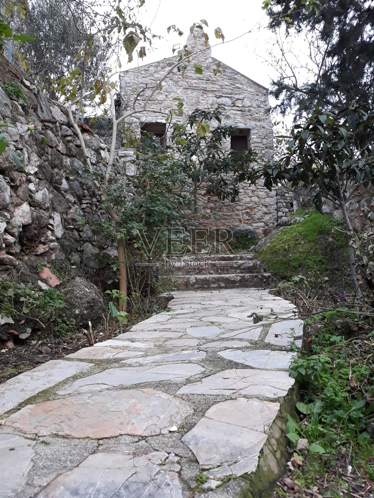 通往石头房子的路。照片摄影图片