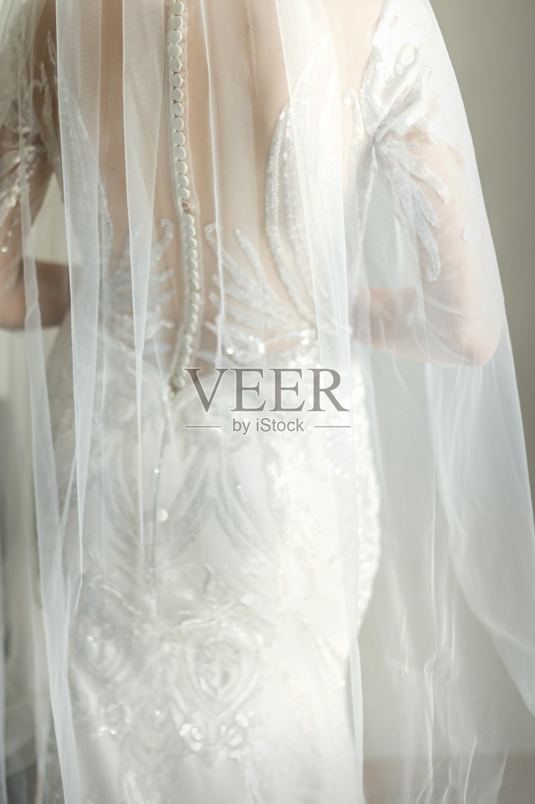 穿着婚纱的新娘背后照片摄影图片