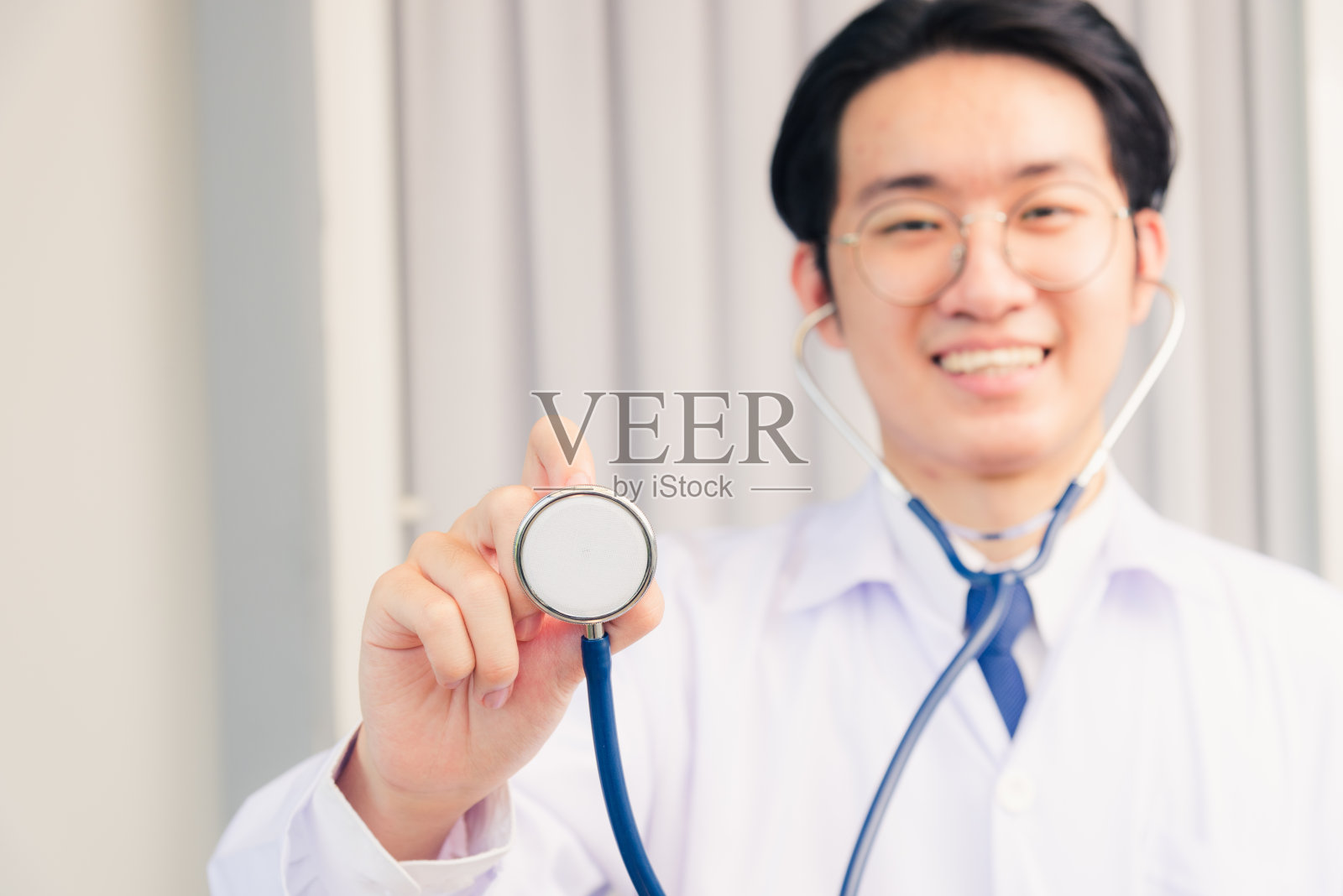 医生帅男秀听诊器照片摄影图片
