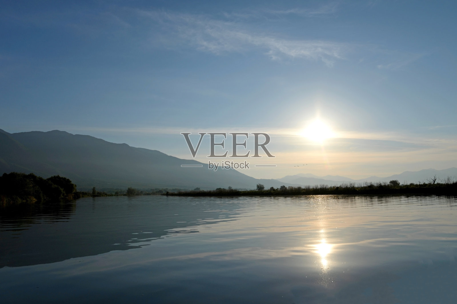 清晨阳光下的Kerkini湖照片摄影图片