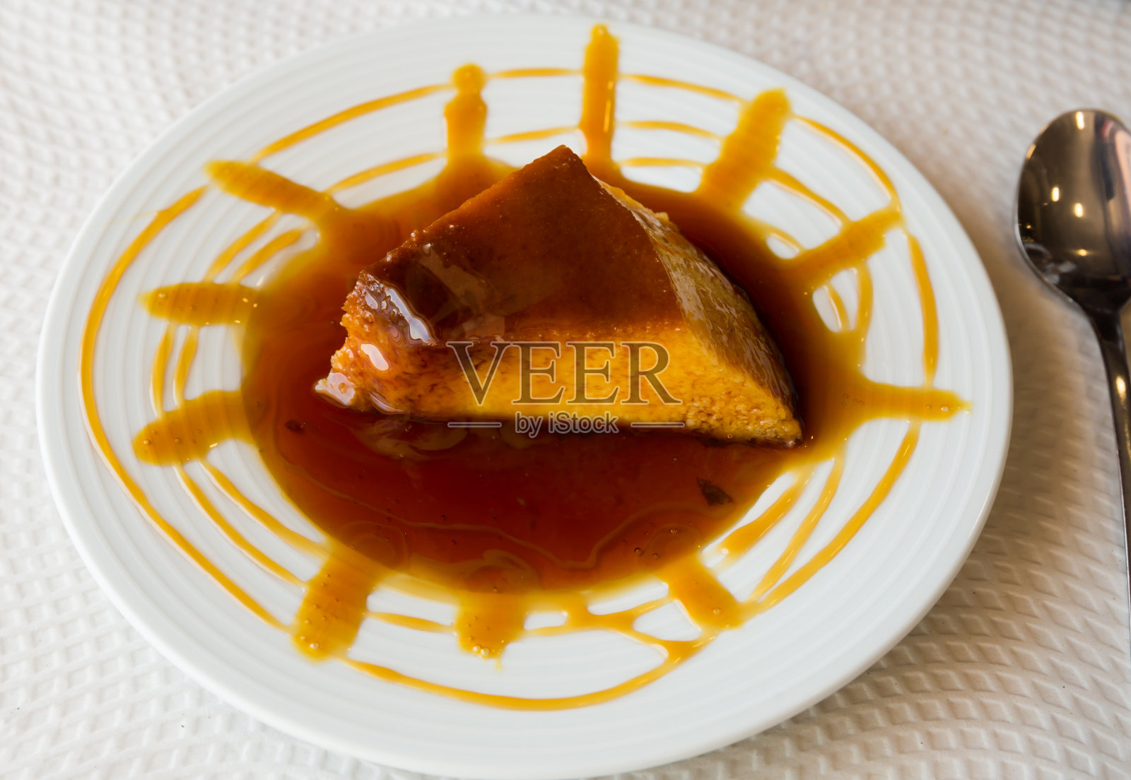 布丁â加泰罗尼亚典型的加泰罗尼亚甜点照片摄影图片