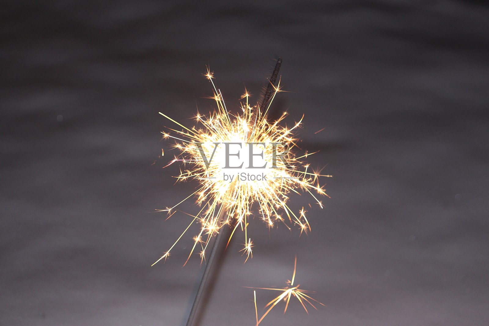 一个燃烧的火花的特写镜头照片摄影图片