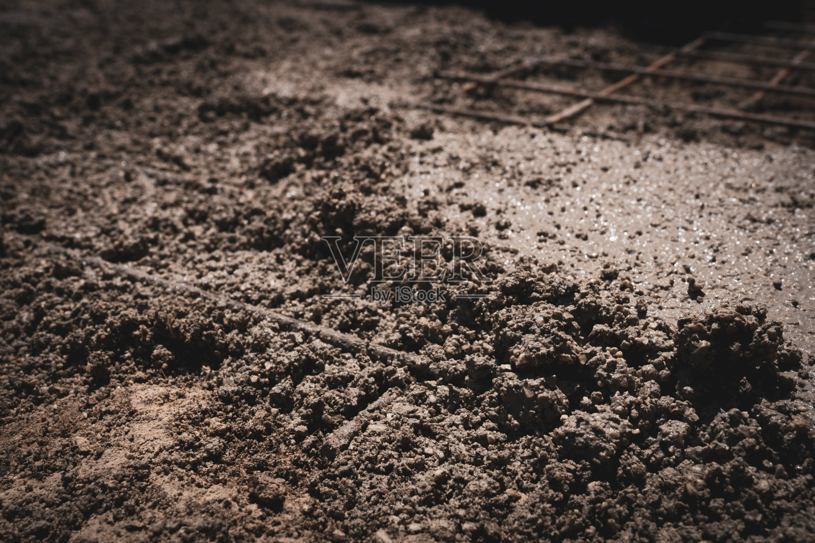 施工现场用特殊金属钢筋湿浇混凝土,人行道改造用混合水泥溶液。建筑行业照片摄影图片