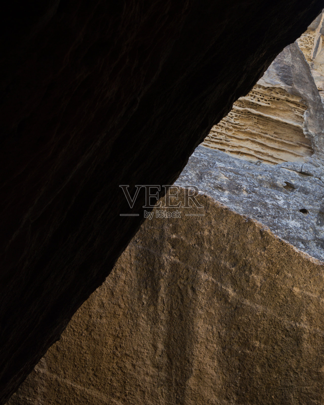 阿塞拜疆戈布斯坦的史前洞穴照片摄影图片