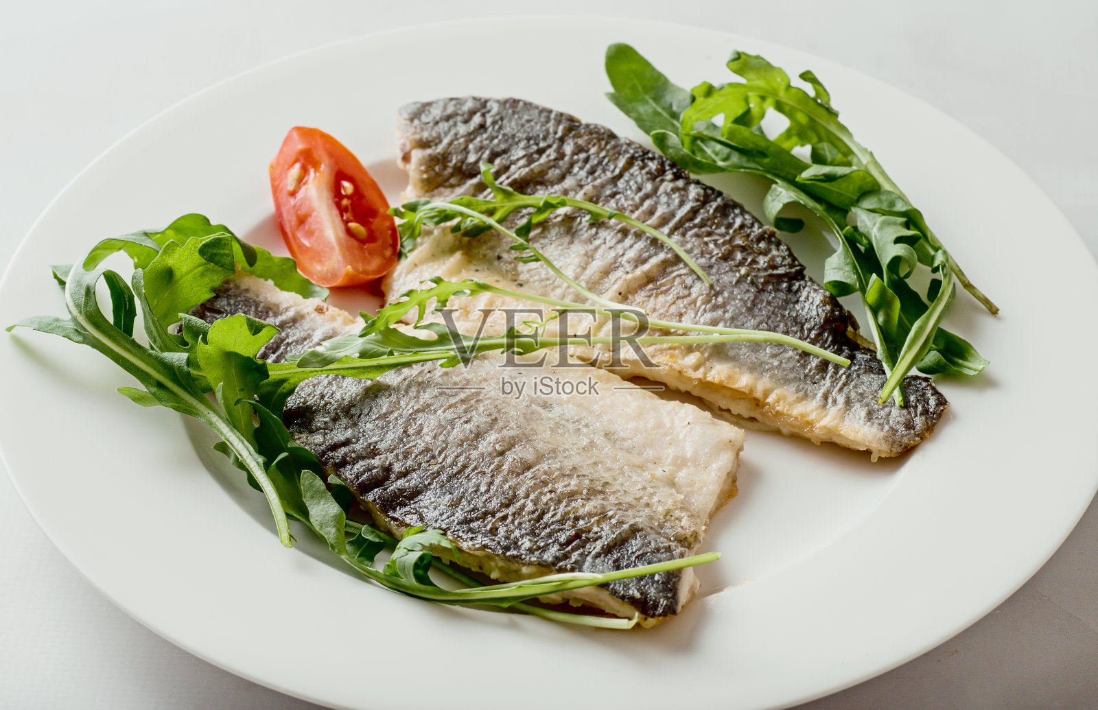 海鲈鱼鱼片煎盘,海鲜。照片摄影图片