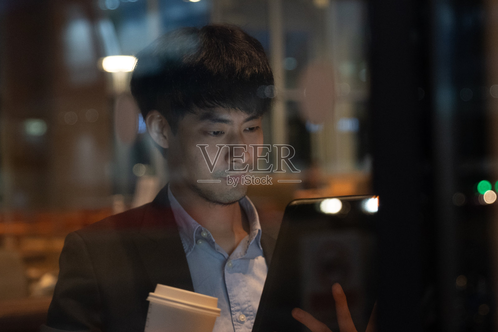 在咖啡馆喝咖啡工作的商人。照片摄影图片