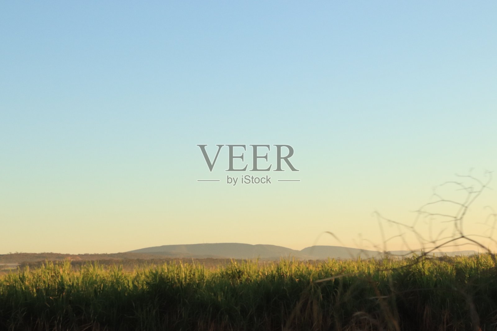 风景与阳光越过山脉照片摄影图片