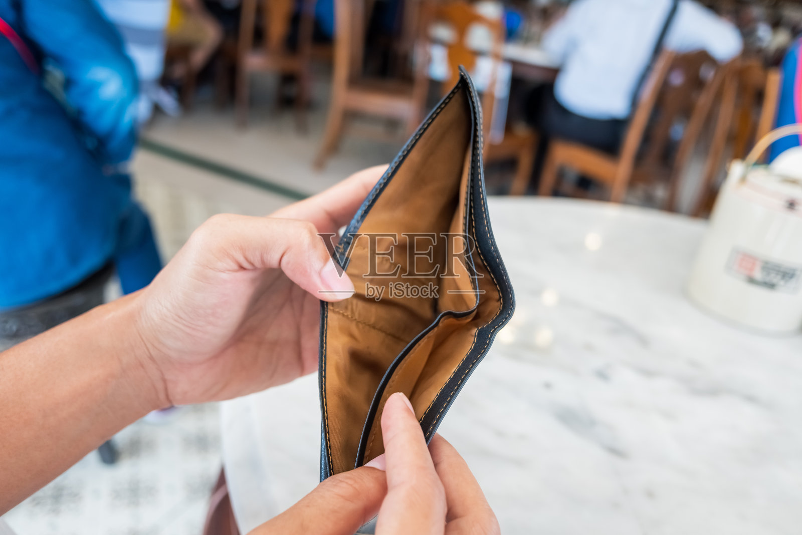 女人手里拿着一个空钱包和硬币意味着钱有问题或破产失业,信用卡破产后发薪日失业,债务概念。照片摄影图片