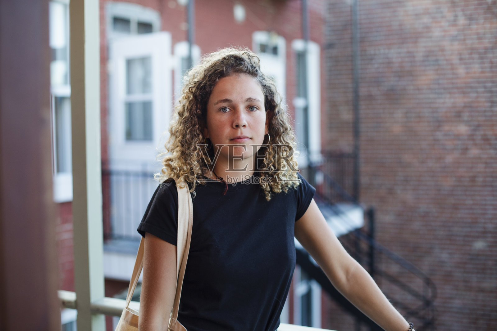 一个美丽严肃的年轻女人的肖像照片摄影图片