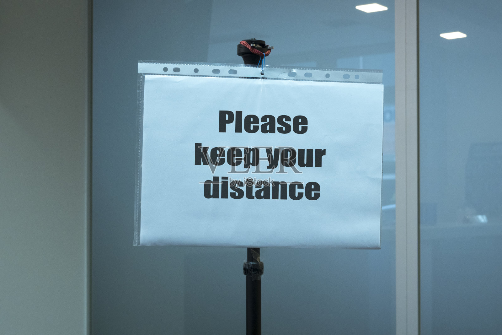 在保持距离的请求书上签字照片摄影图片