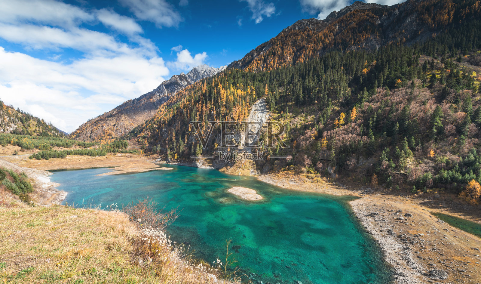 九寨沟是位于中国四川省北部的自然保护区和国家公园。照片摄影图片