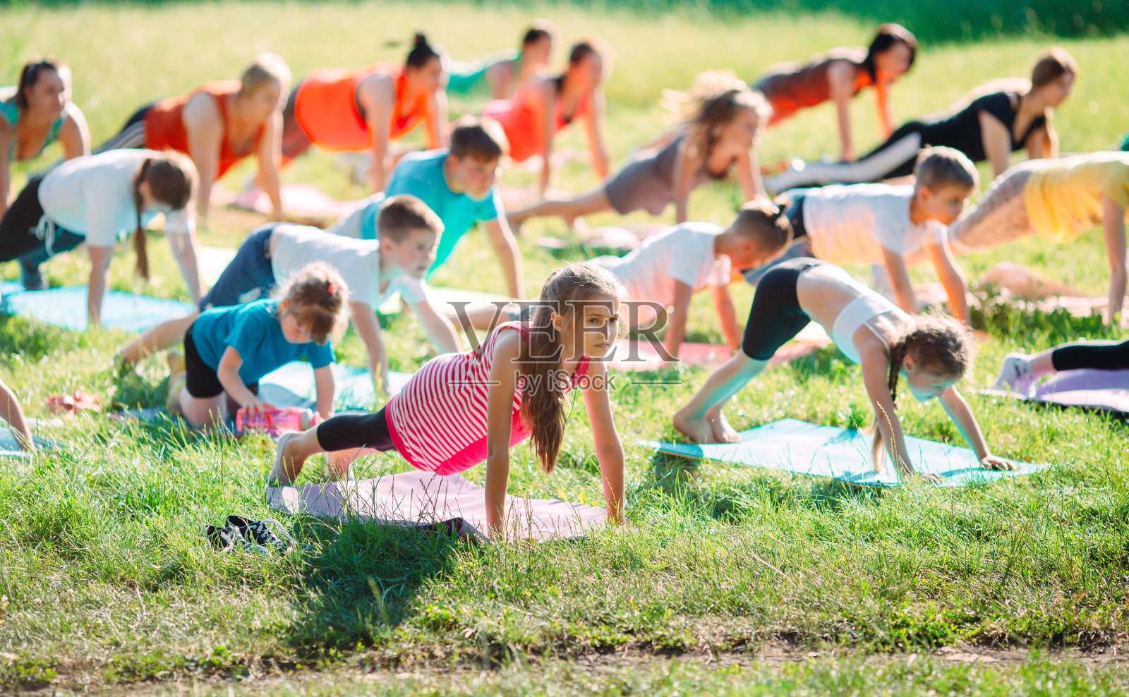 户外瑜伽课:儿童瑜伽照片摄影图片