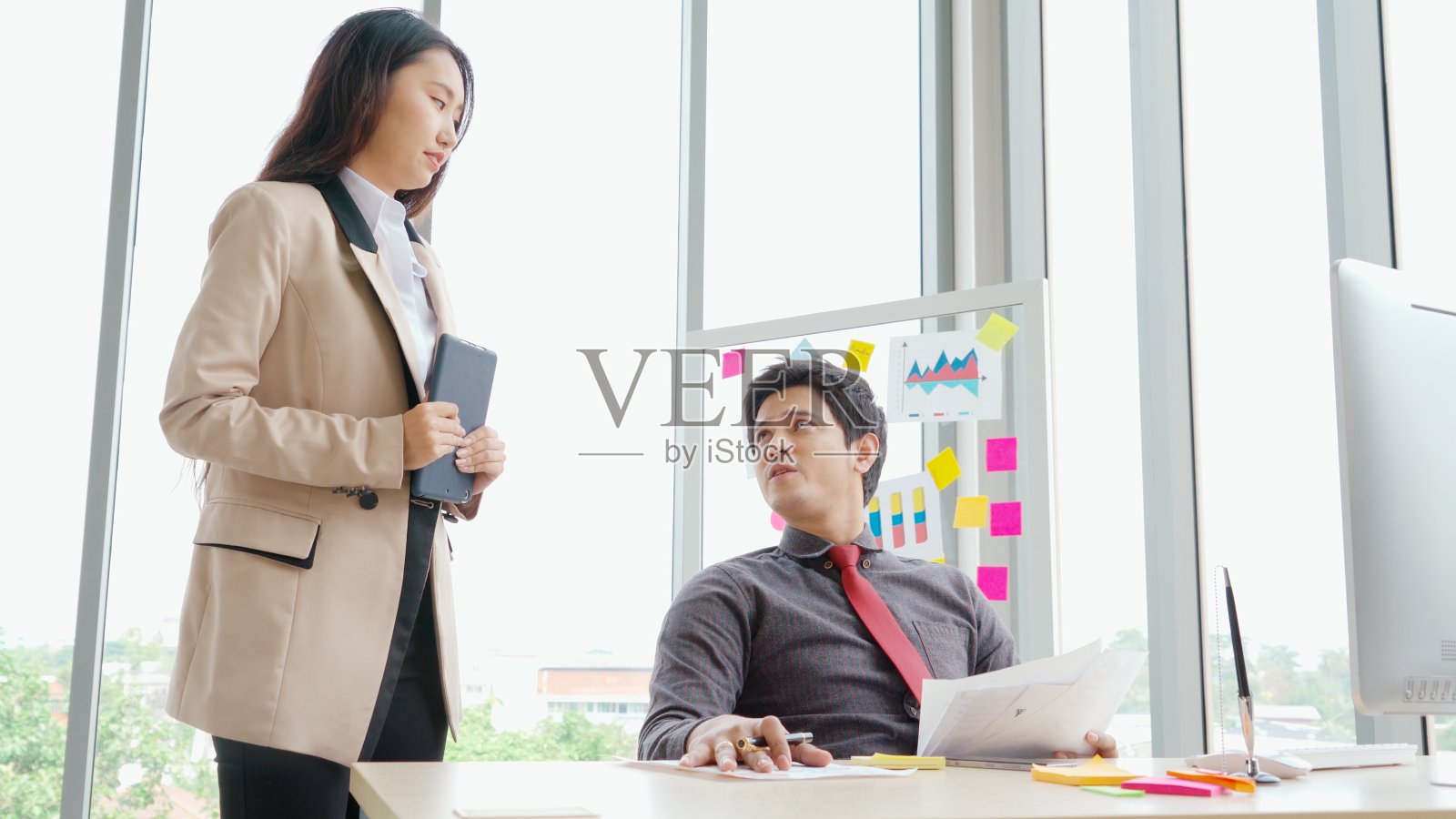 不开心的商务人士在办公室争论工作问题照片摄影图片