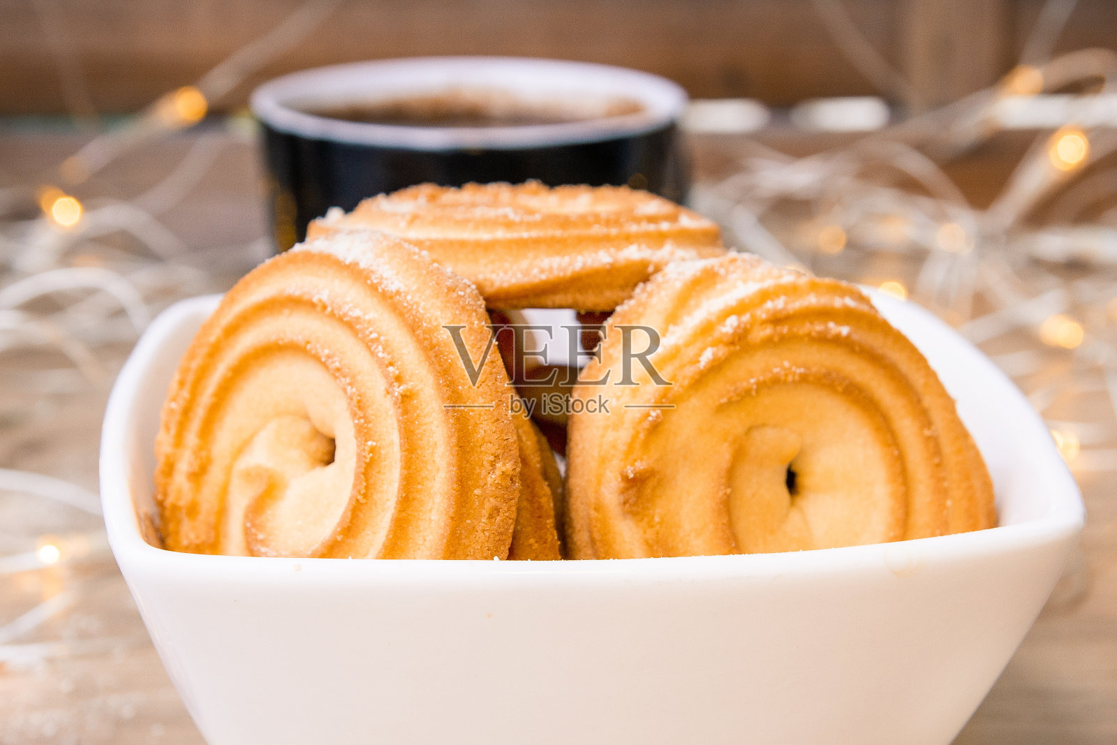 一盘带面包屑的脆饼。照片摄影图片