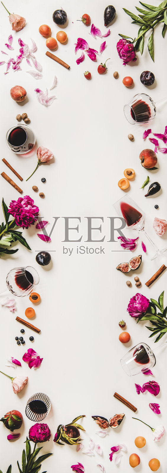 红酒在酒杯与酒的味道符号,垂直组成照片摄影图片