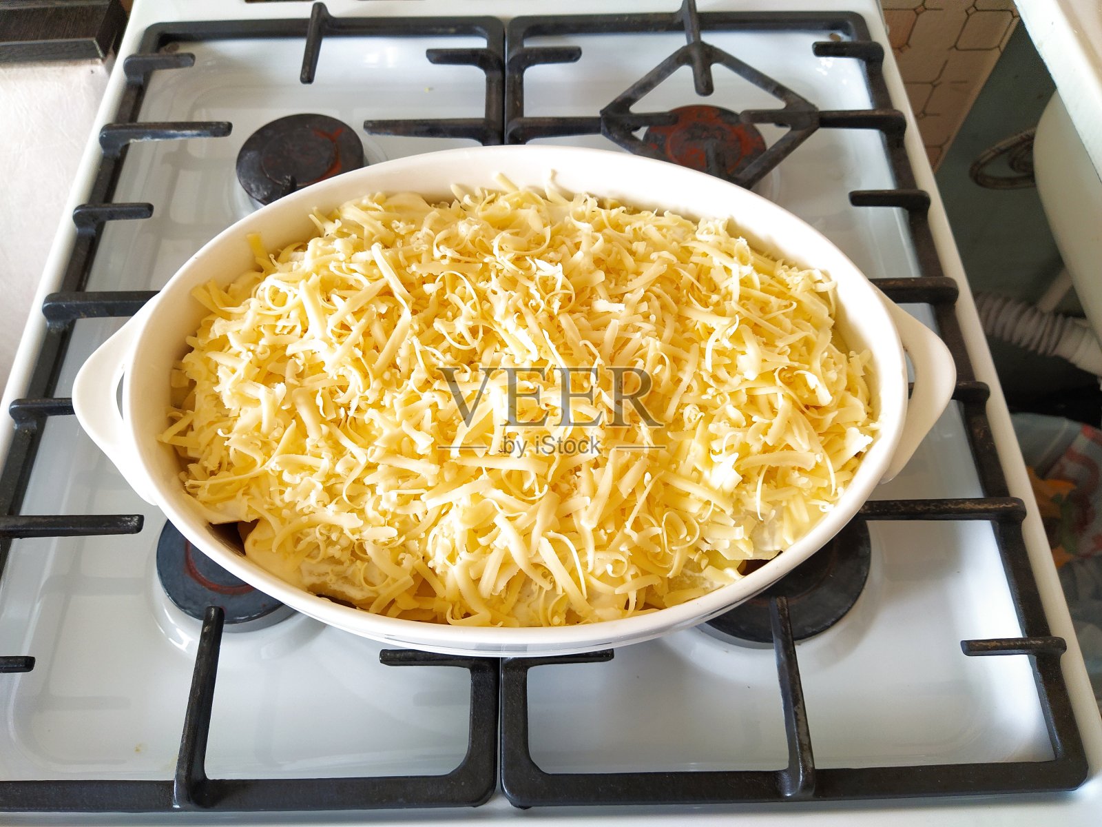 法国肉在烹饪前放在烤盘里照片摄影图片