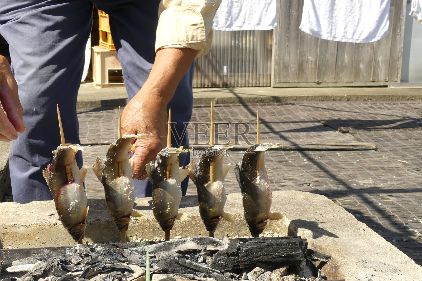 日式淡水鱼在户外烧烤照片摄影图片