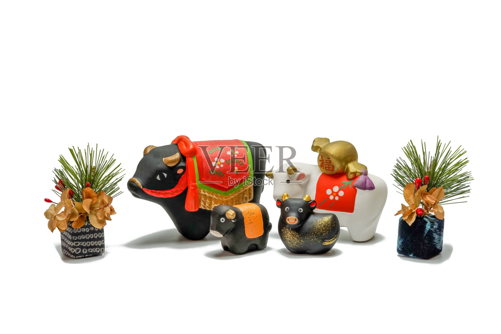 奶牛玩偶。日本新年贺卡。日本新年奶牛摆件照片摄影图片