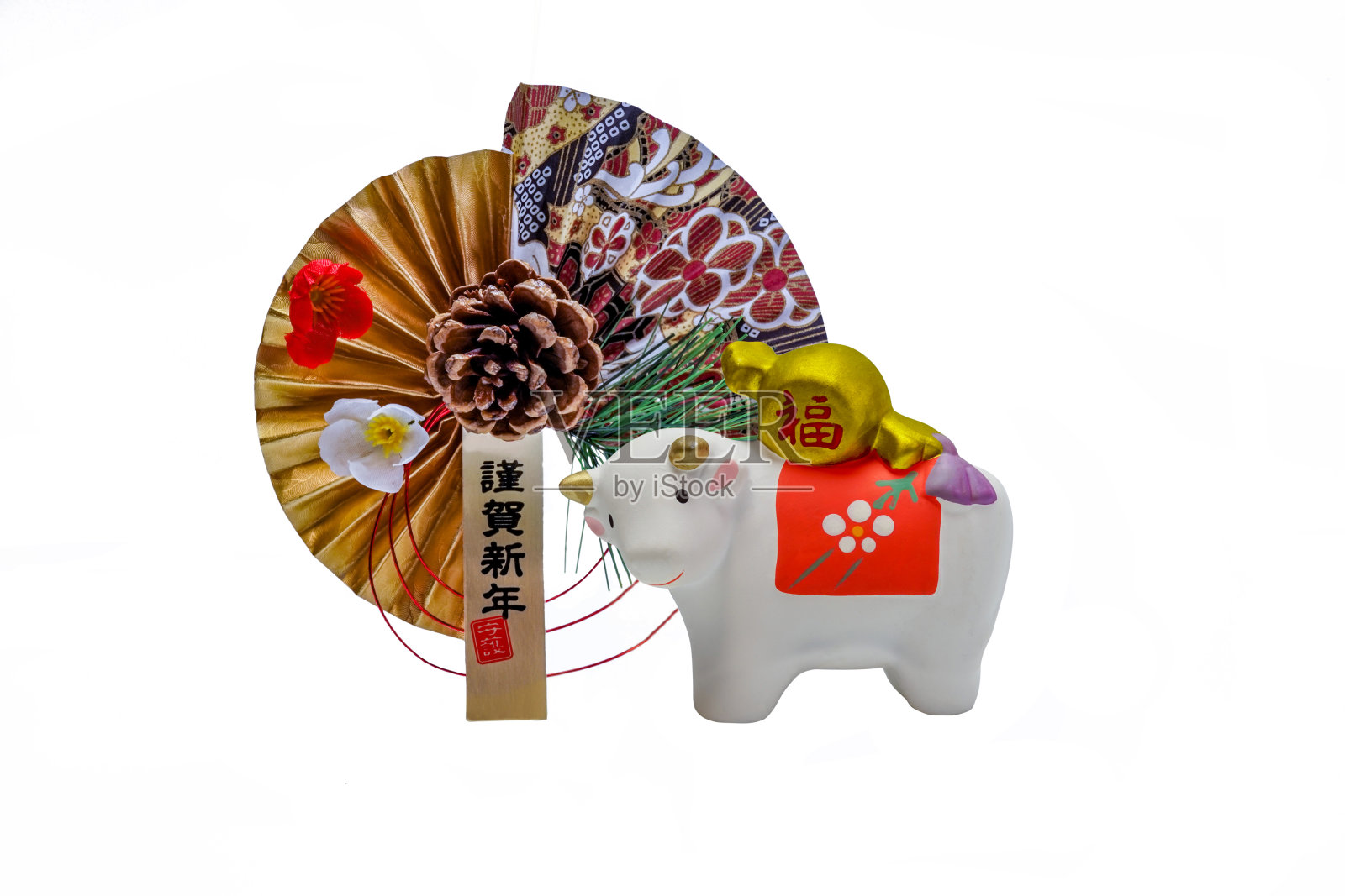 奶牛玩偶。日本新年贺卡。日本新年奶牛摆件照片摄影图片