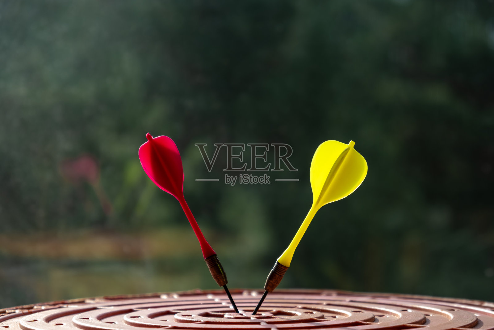 在目标中心的红色和黄色飞镖的特写。成功和目标成就的概念。有选择性的重点。照片摄影图片