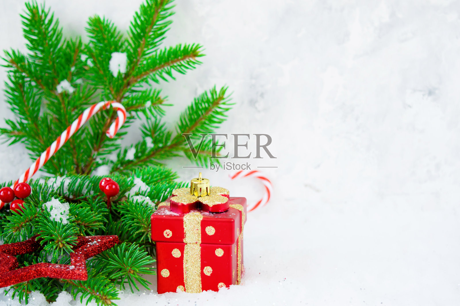 圣诞组成。圣诞礼物,冷杉树枝,木白色背景上的雪花。平躺,俯视图。副本的空间。概念新年,寒假照片摄影图片