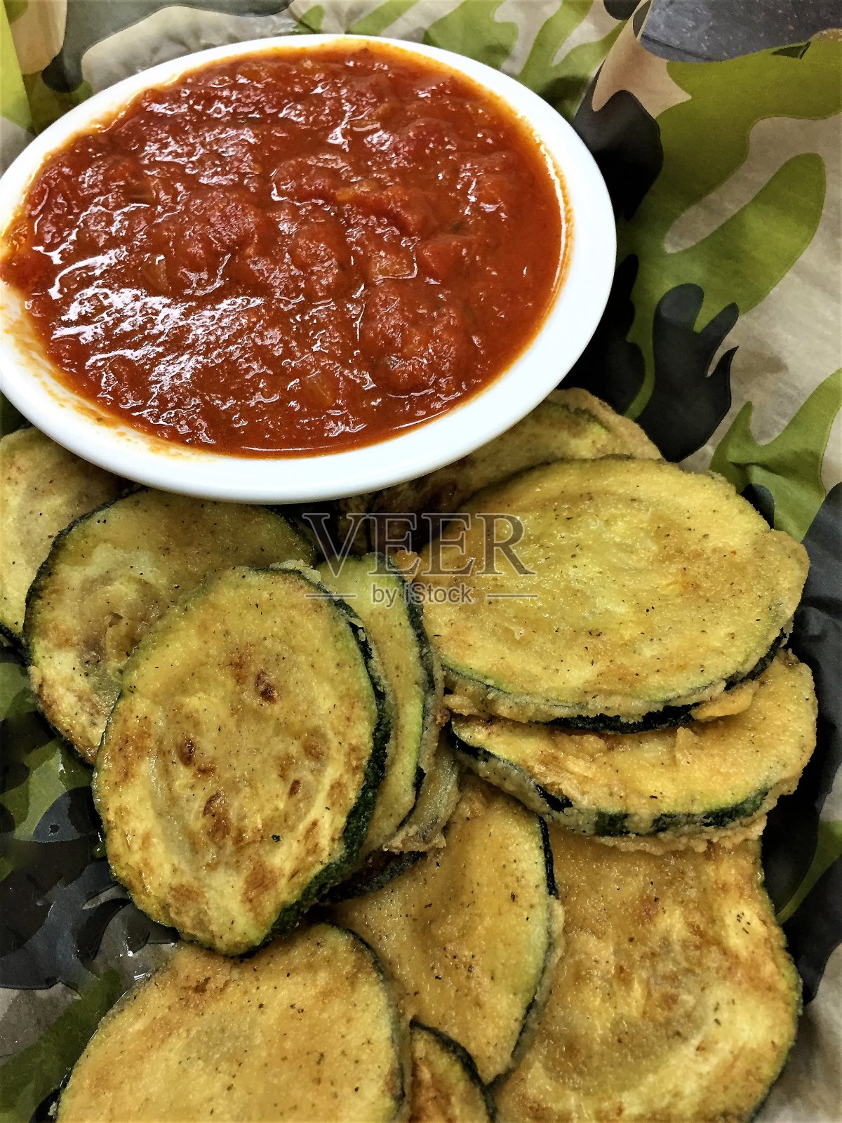 版权免费照片-精细菜单艺术-近距离的香酥炸西葫芦开胃菜与海员沙司-篮子面包屑西葫芦走向客户-食物背景网站,食物博客,或广告元素-非常美味的开胃菜吃照片摄影图片