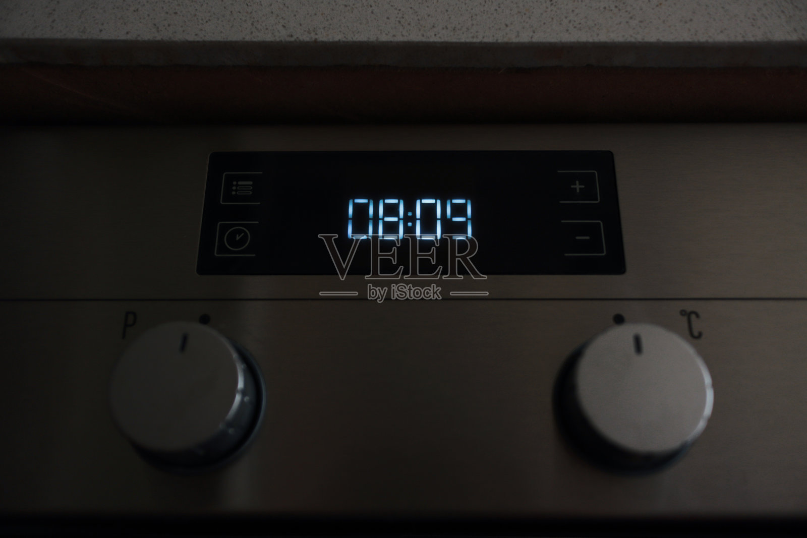 银灰色内置烤箱数字屏幕和控制面板照片摄影图片