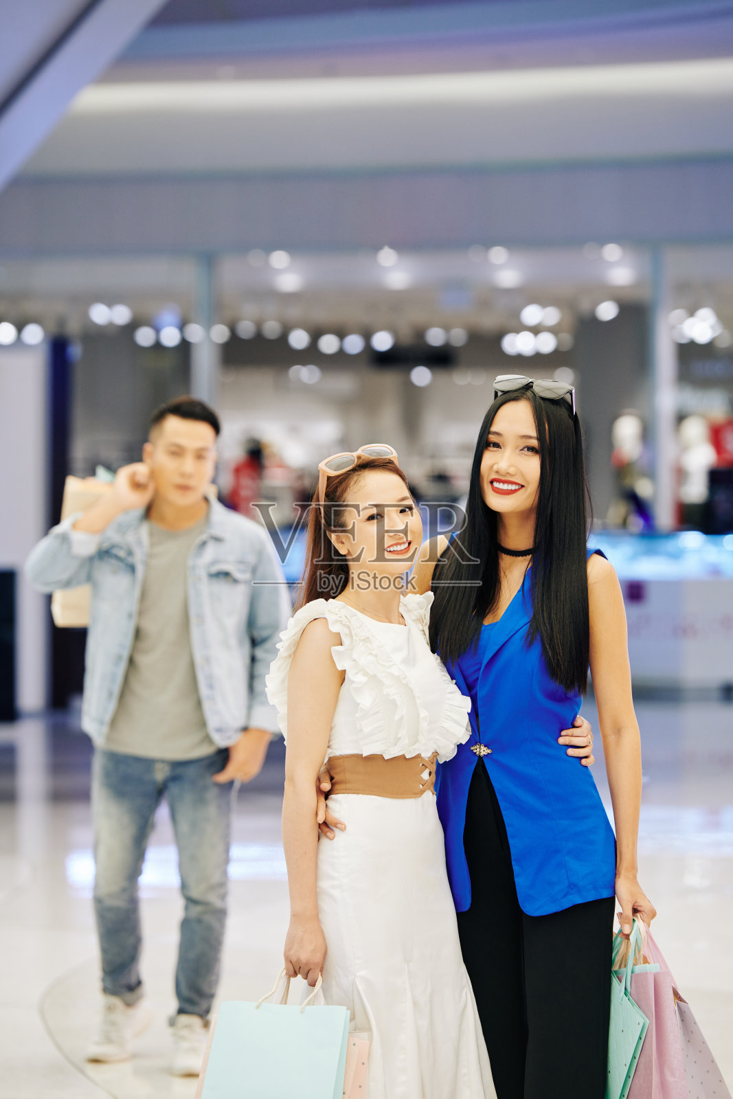 女人享受购物节照片摄影图片