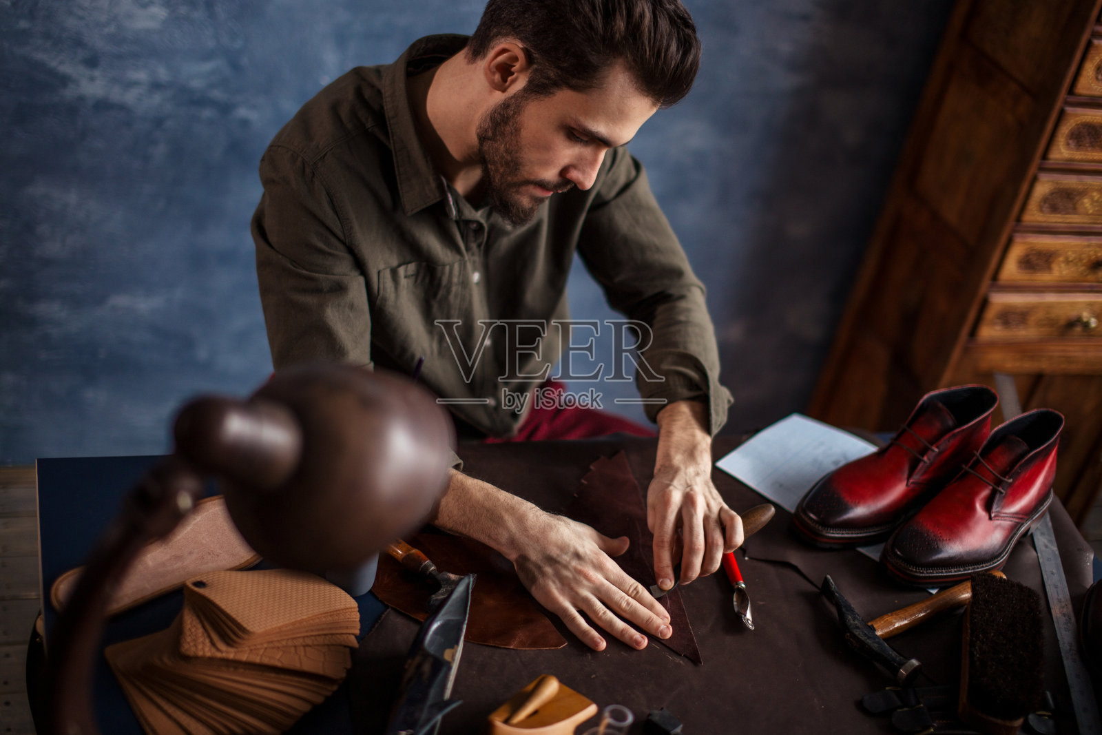 勤劳的人使用工艺工具照片摄影图片