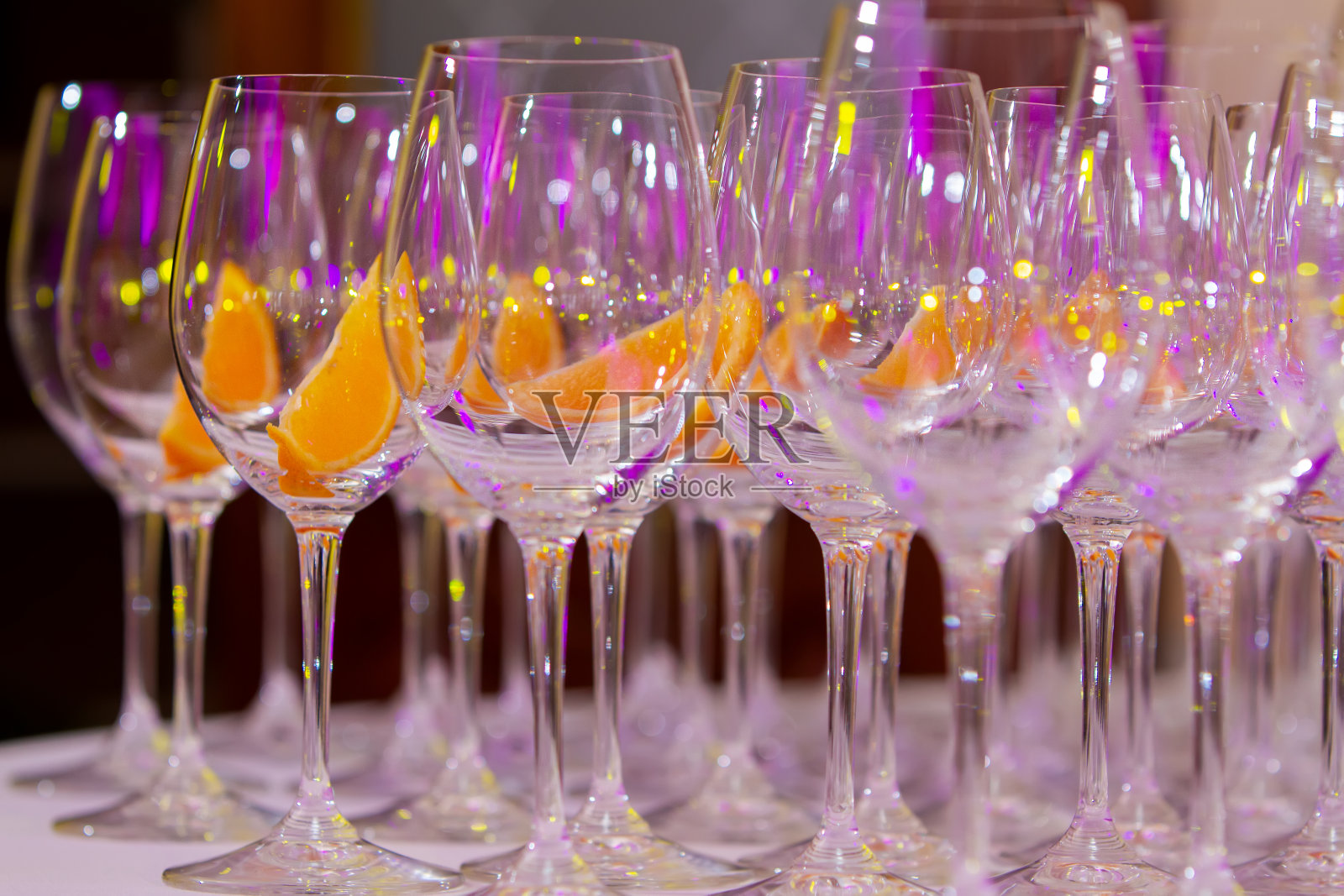 有橘片的玻璃杯照片摄影图片