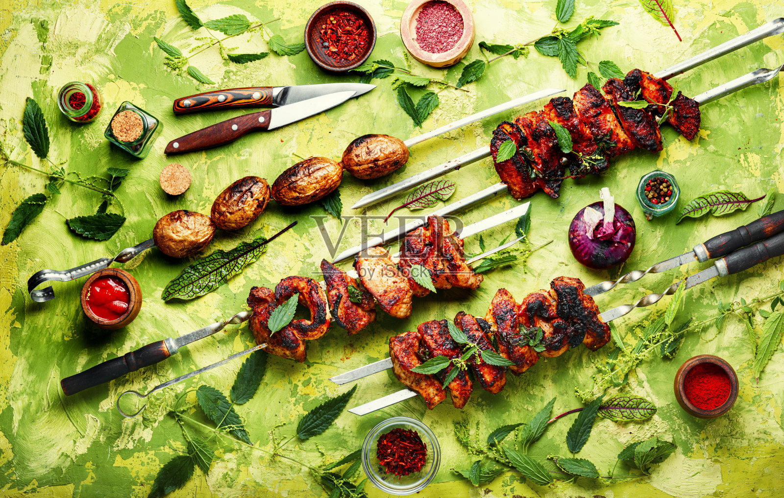 在荨麻中浸泡的羊肉串照片摄影图片