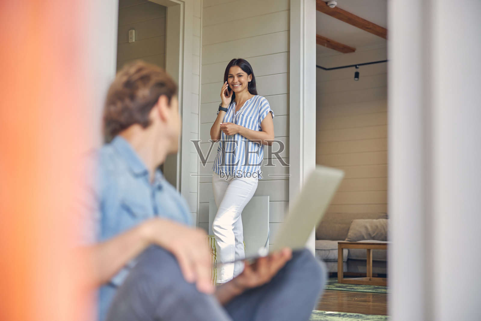 在电话里微笑的白人女人照片摄影图片
