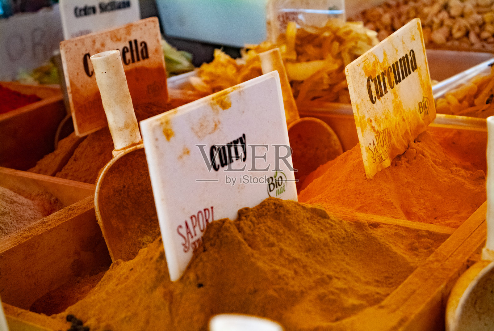 各种各样的混合香料在老城市场。ortigia城区。锡拉库萨,意大利西西里岛,夏季照片摄影图片