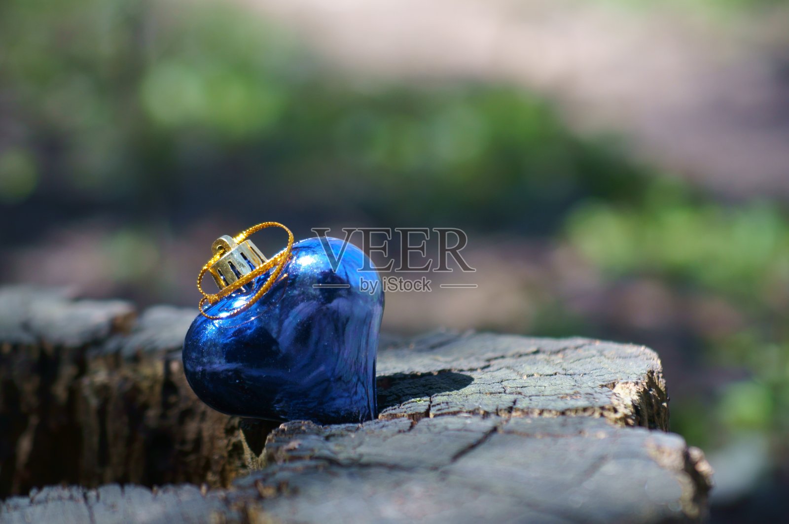 木制背景上的蓝色心。照片摄影图片