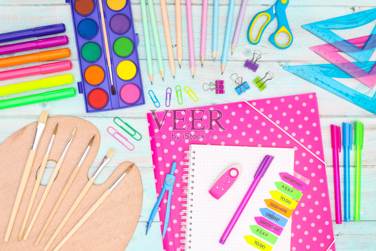 回到学校和商业文具的木桌上照片摄影图片