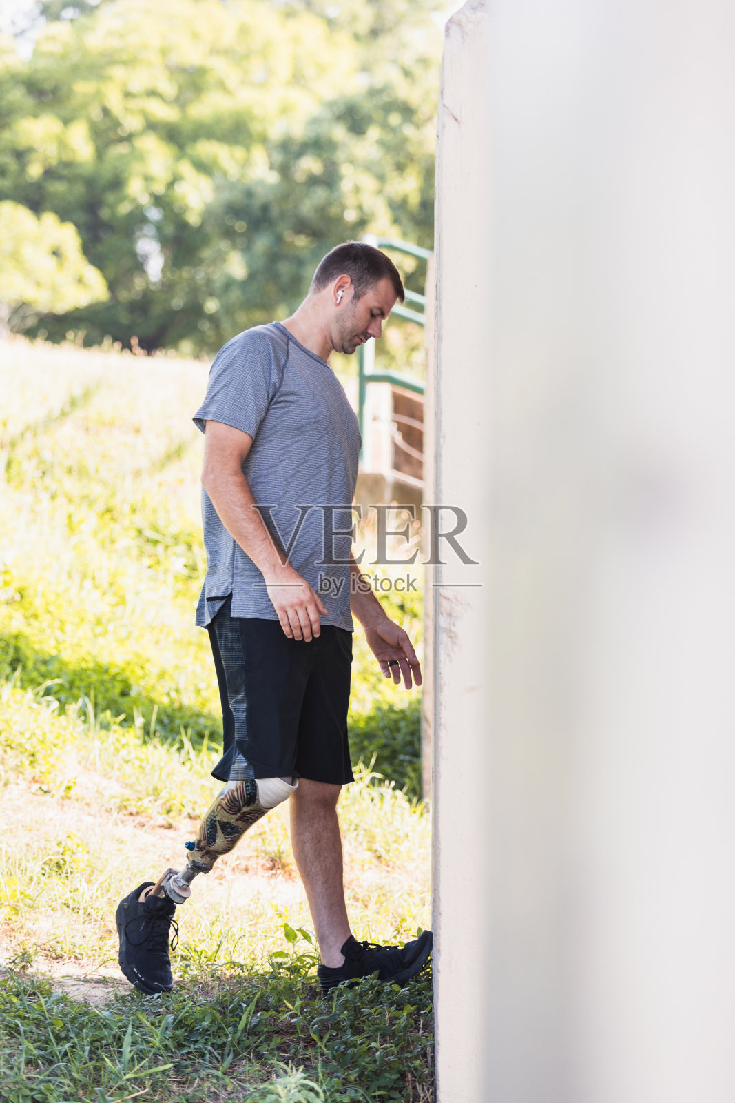 退伍军人用蓝牙耳机听音乐照片摄影图片