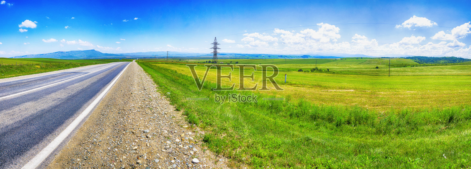 公路在山坡上照片摄影图片