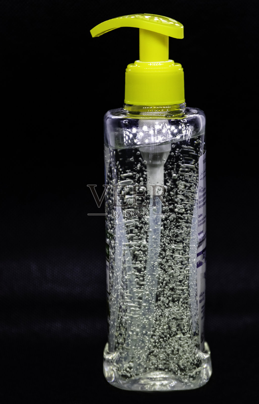 黑色背景下的免洗洗手液特写照片摄影图片