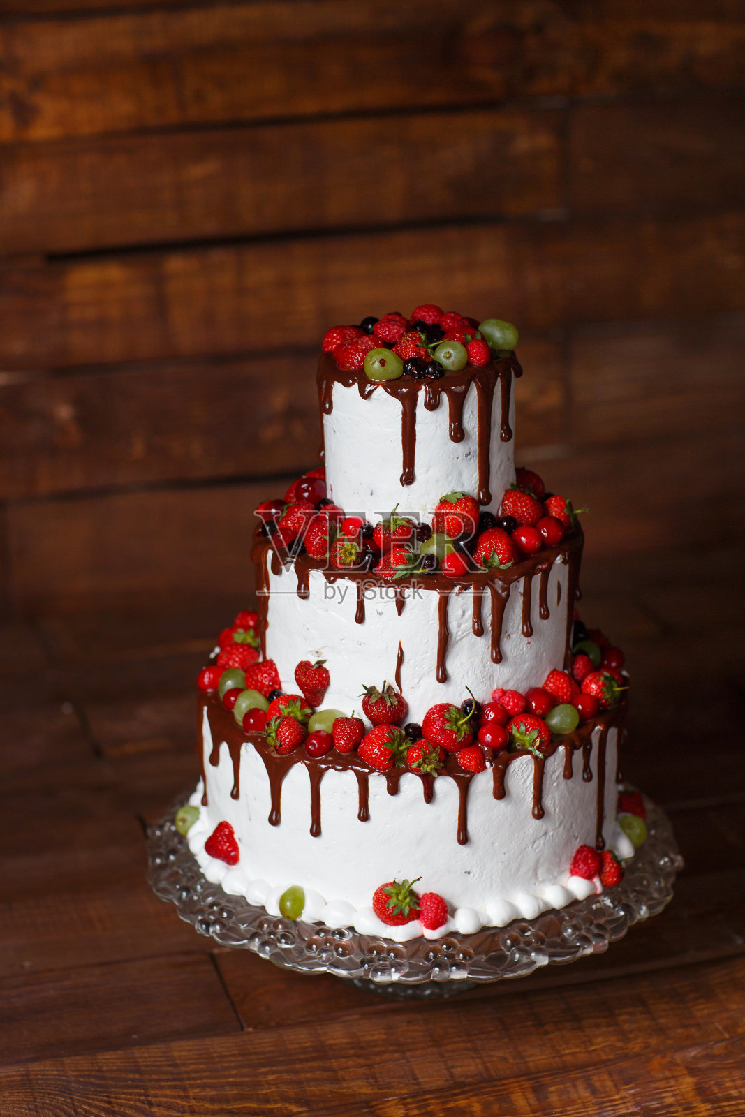 木制背景上的草莓蛋糕,甜蜜的款待和甜点。照片摄影图片