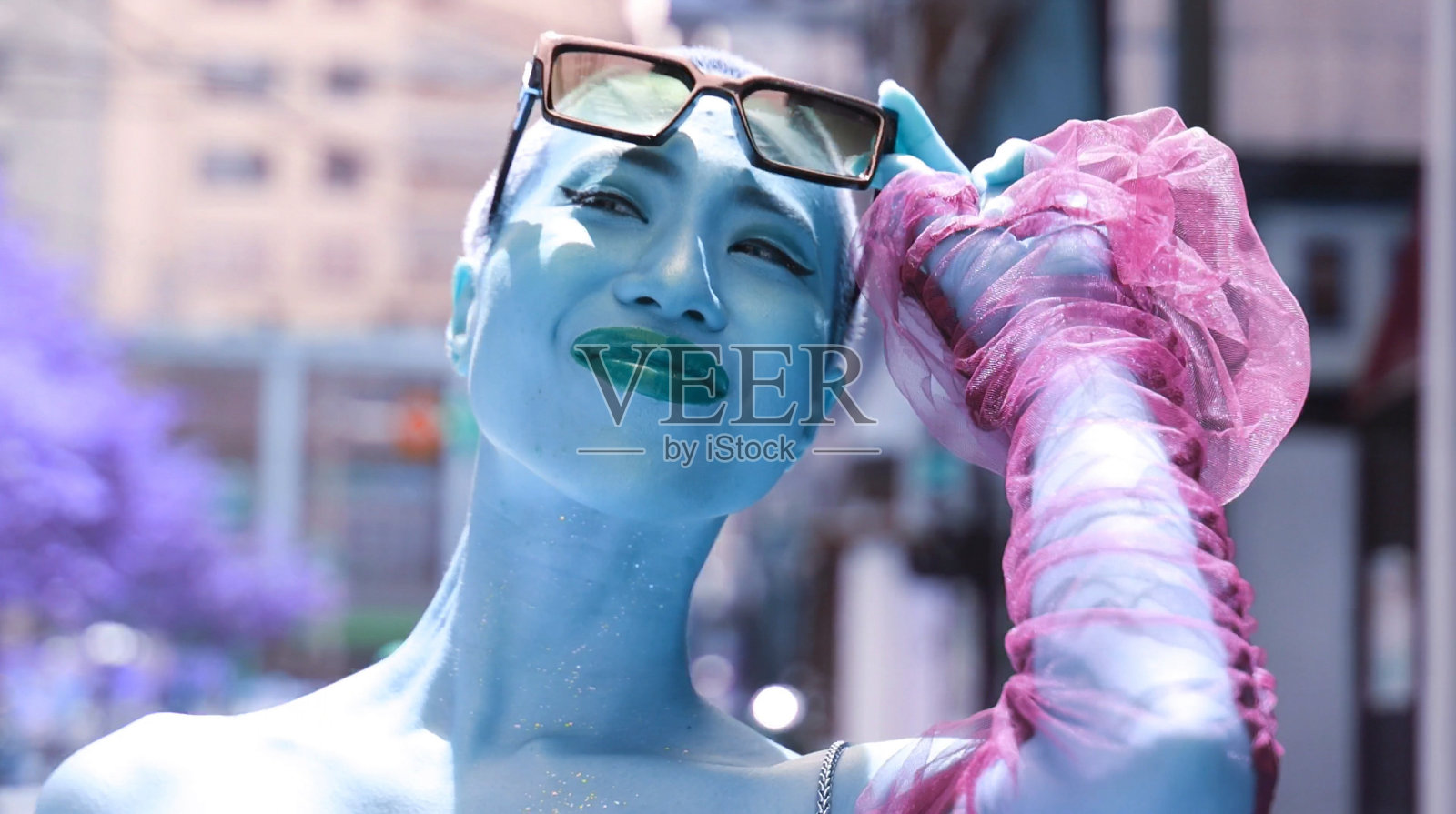 平头女人戴墨镜的肖像照片摄影图片