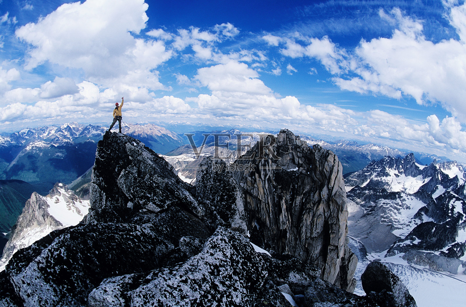 男性徒步旅行者在山顶庆祝照片摄影图片