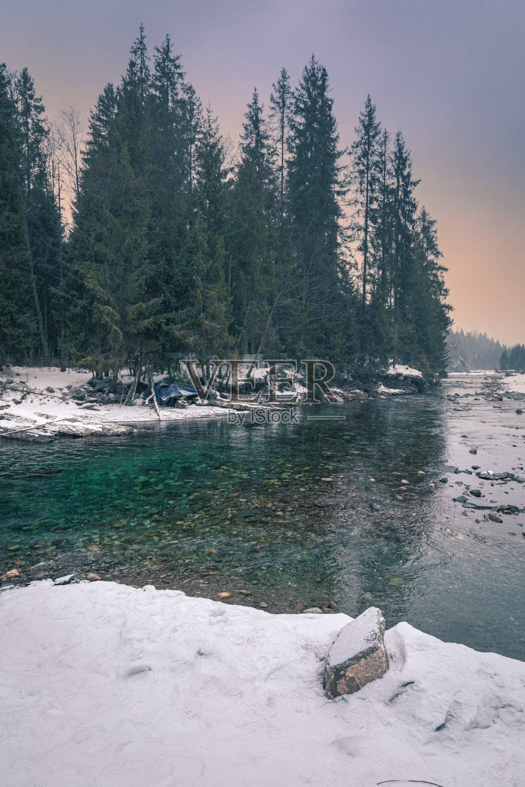 日落在白雪皑皑的河流和森林在塔特拉山脉照片摄影图片