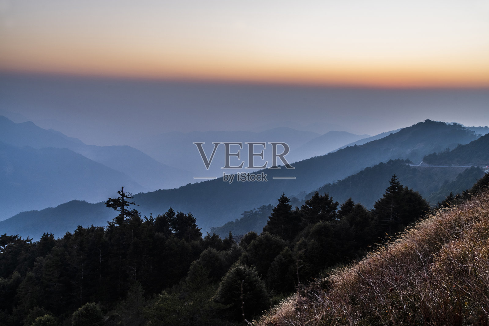 壮丽的日落在山的景观。亚洲台湾的合欢山。照片摄影图片