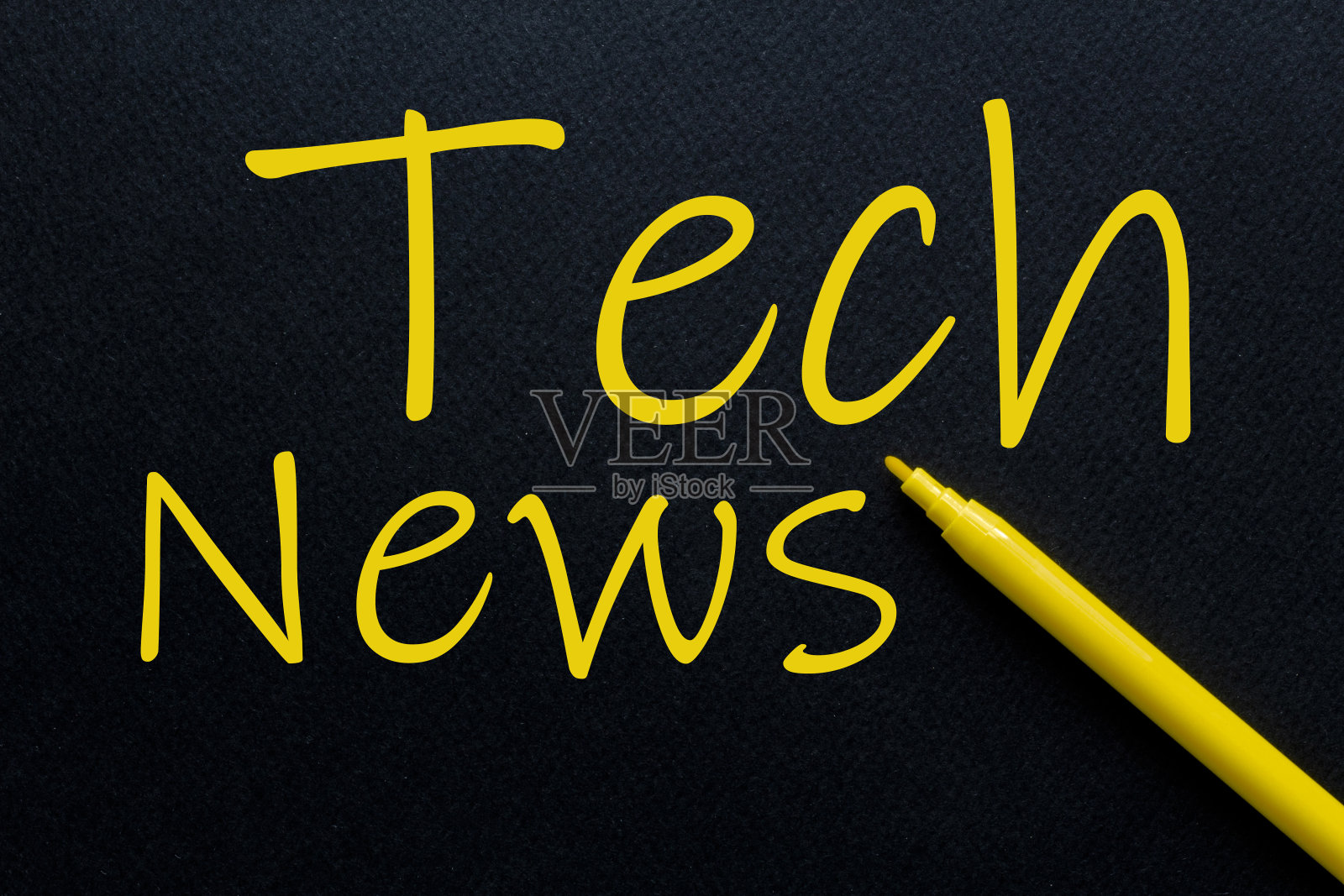 科技新闻黄色笔与黄色文字自己的租金在黑色的背景照片摄影图片