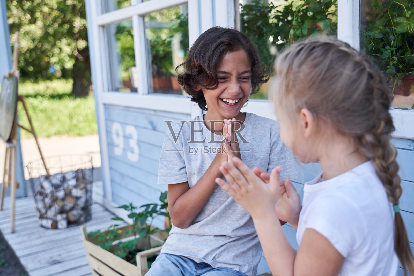 快乐的男孩花时间与姐姐在户外照片摄影图片