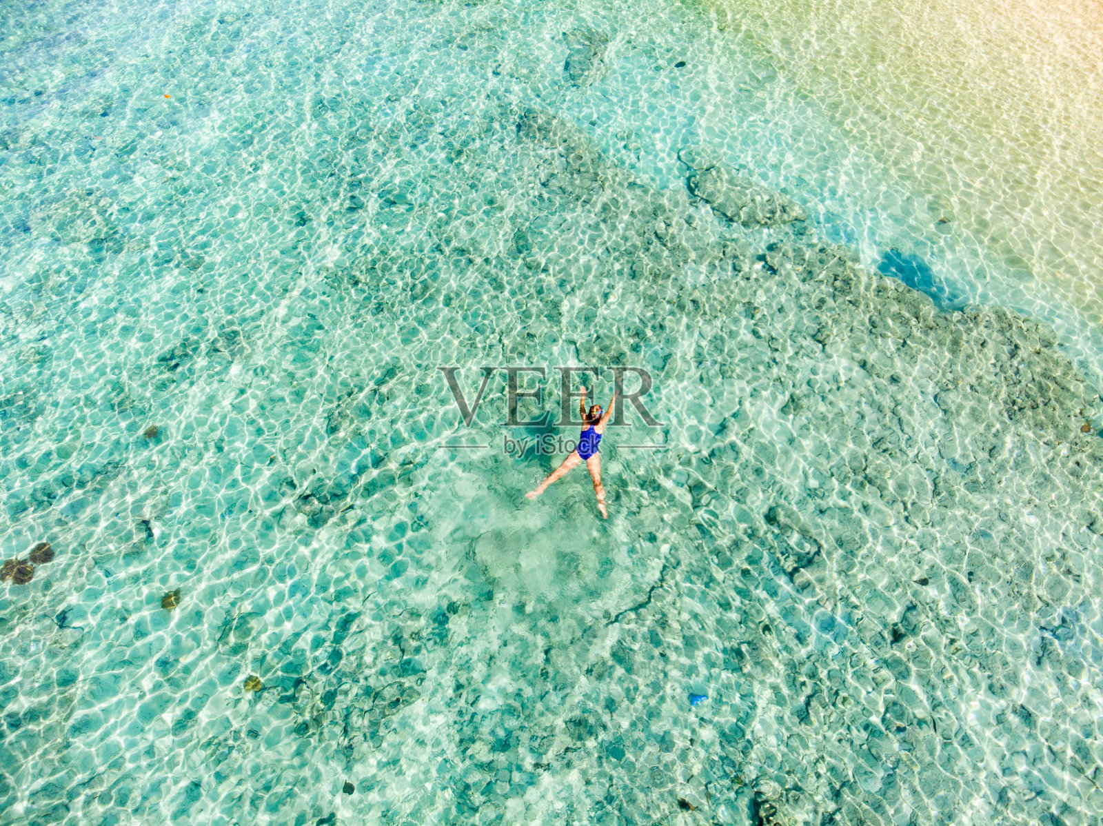 空中浮潜的人在珊瑚礁热带加勒比海,蓝绿色的水。印尼瓦卡托比群岛,海洋国家公园,潜水旅游胜地照片摄影图片