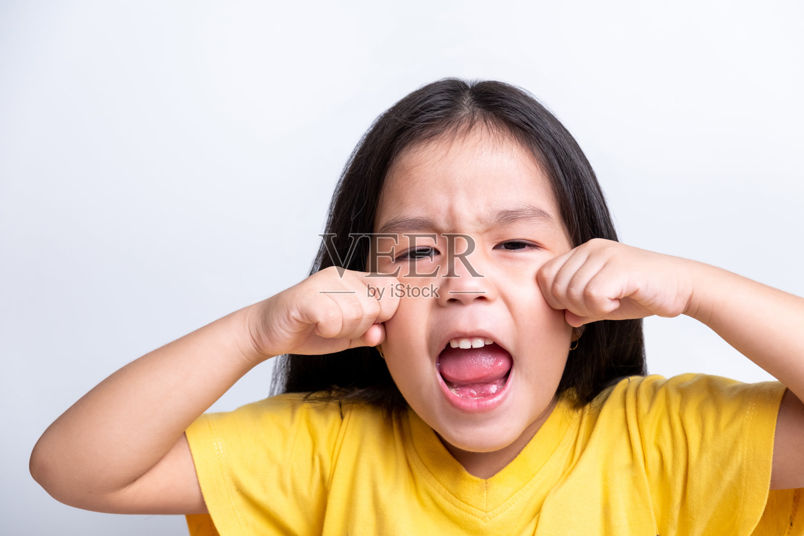 孩子的积极情绪,快乐,微笑,大笑,享受在白色的背景。可爱的兄妹关系。描绘孩子们的情感照片摄影图片